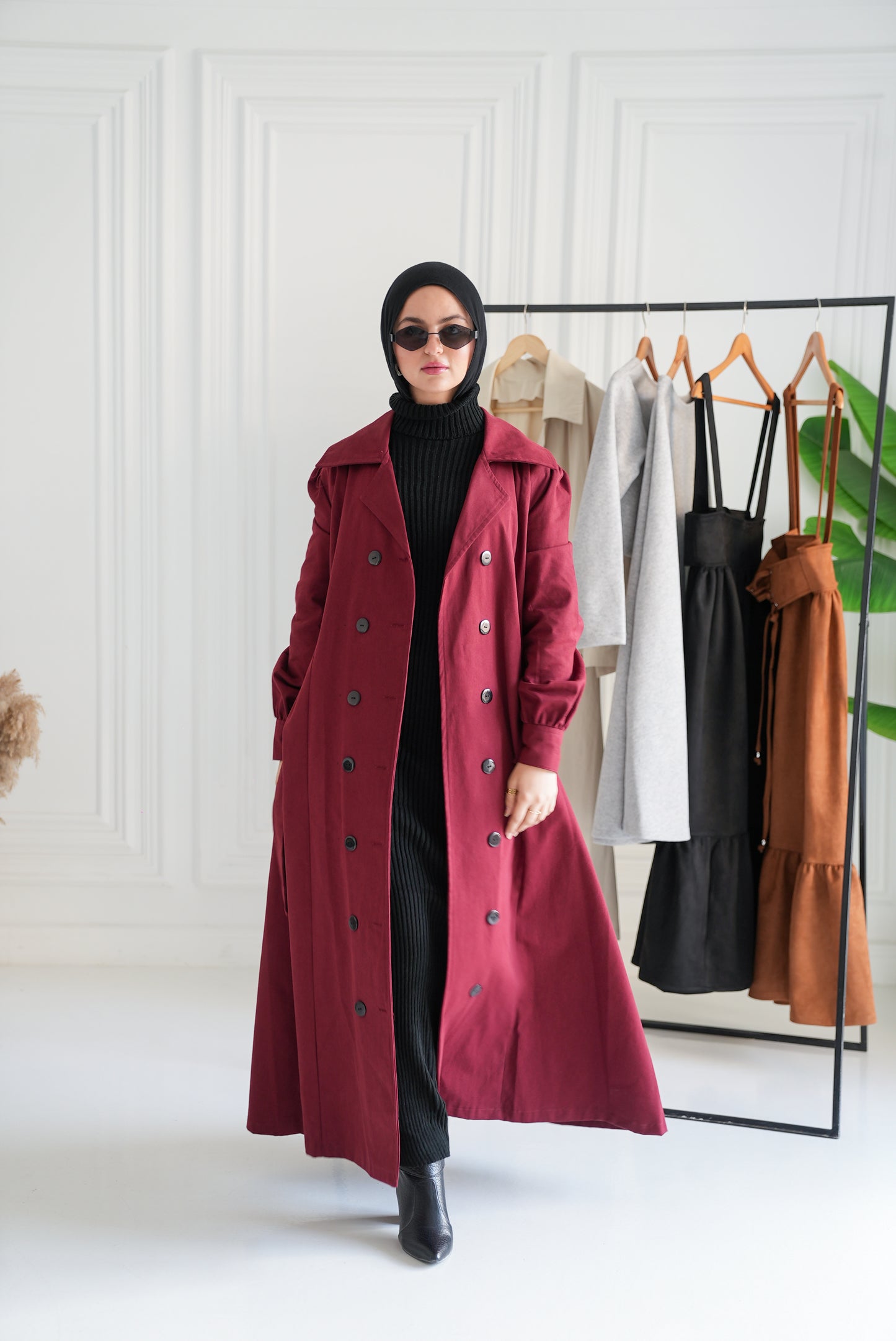 سيدة فرنسية معطف عنابي