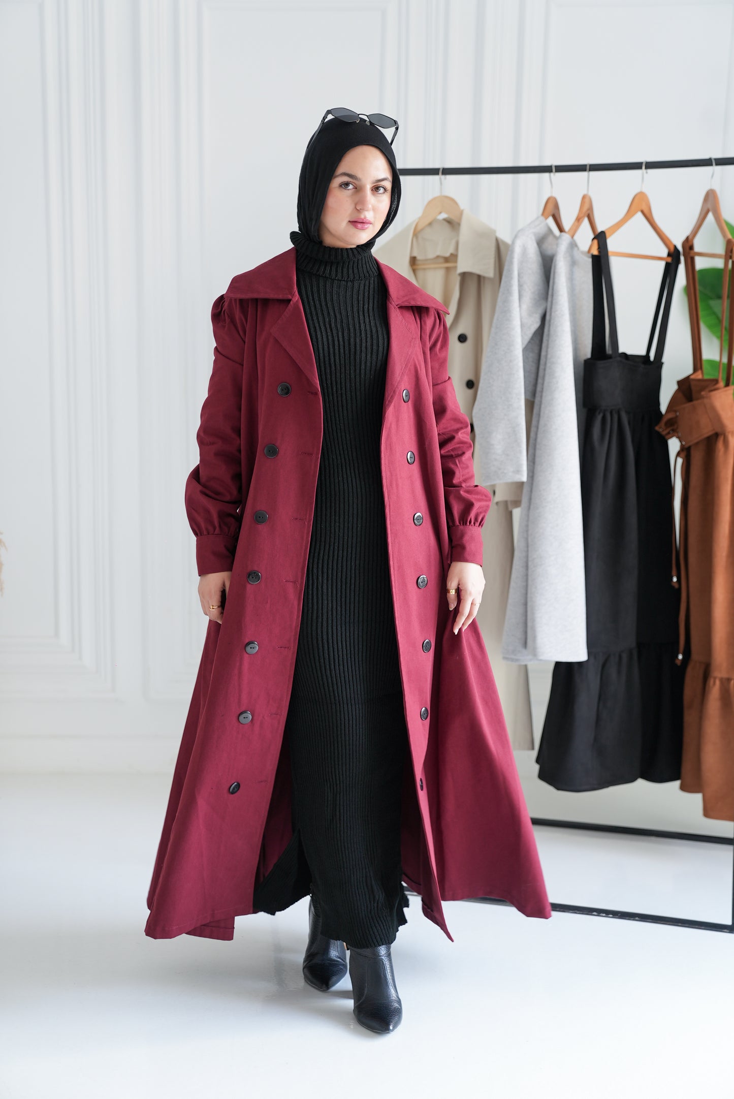 سيدة فرنسية معطف عنابي